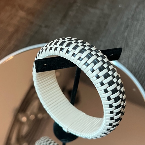 Plunder gorgeous web bracelet. - Picture 3 of 3